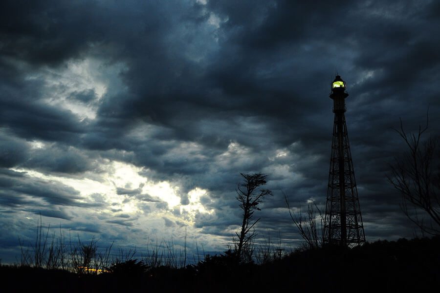 Faro Recalada bajo un cielo nublado