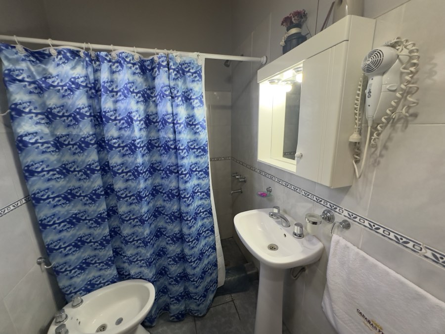 Baño con secador de pelo y toallas
