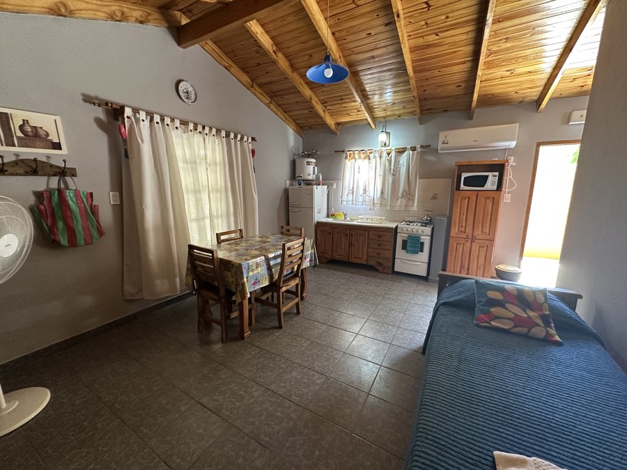 Vista general del ambiente integrado con comedor y cocina