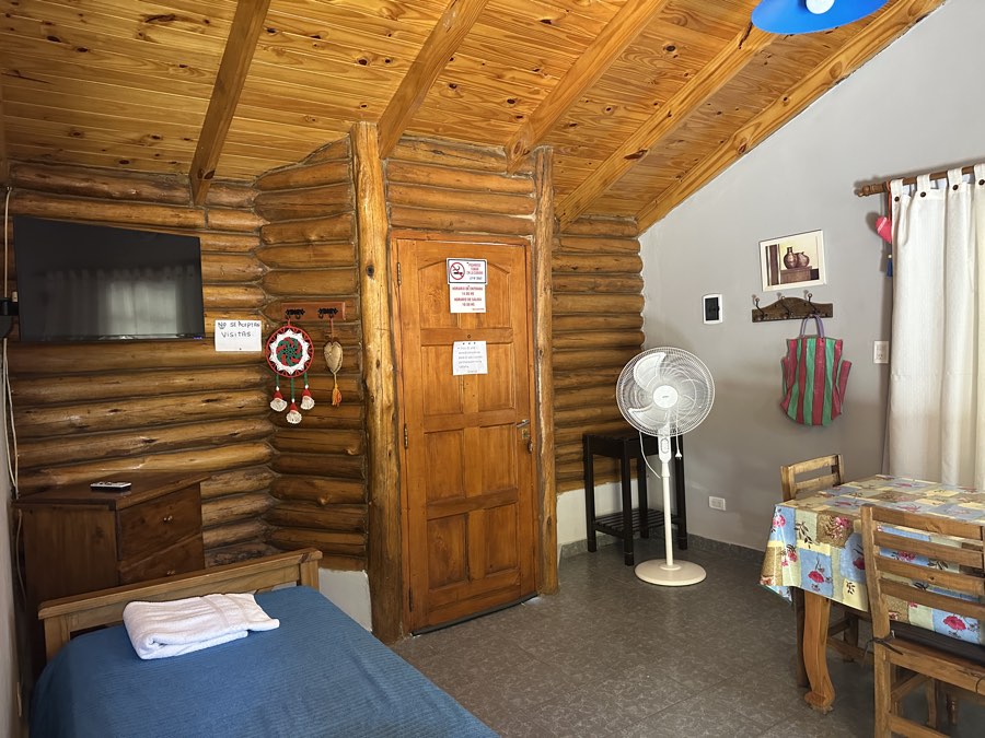 Comedor y estar con ventilador y televisor