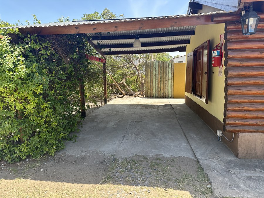 Galería techada junto al ingreso de la cabaña