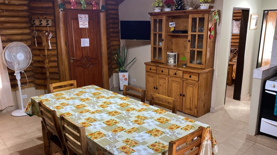 Comedor con mesa para seis y aparador de madera