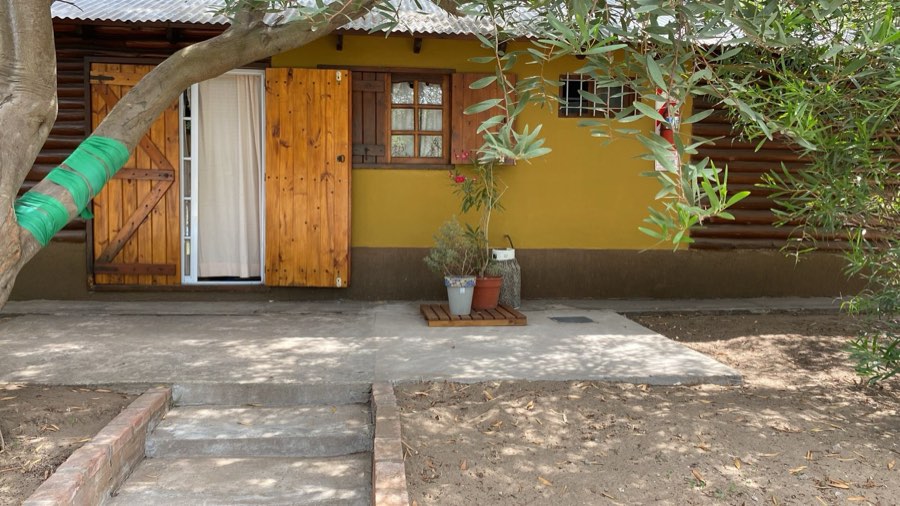 Ingreso de la cabaña para seis personas entre los árboles