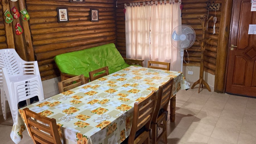 Comedor con sofá cama y ventilador
