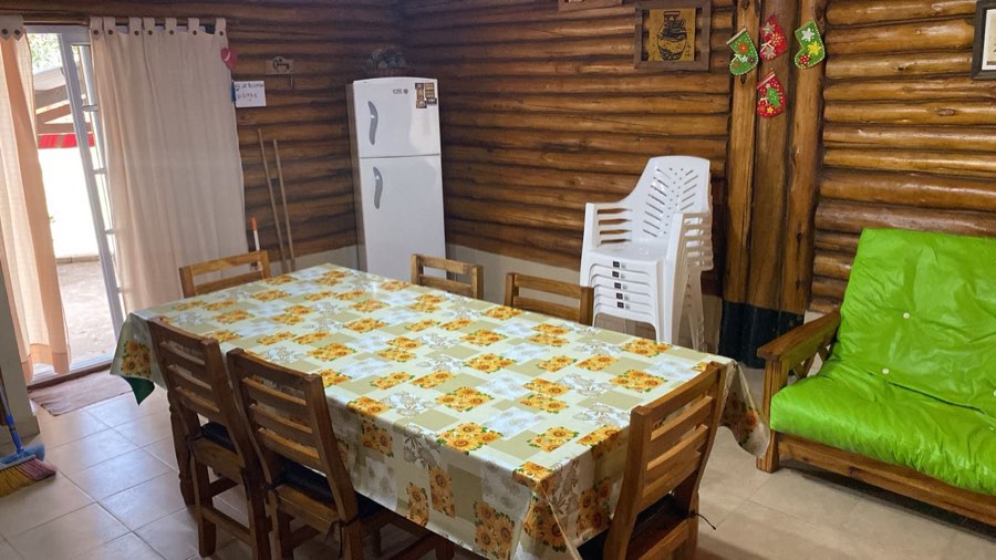 Comedor con heladera y sillas adicionales