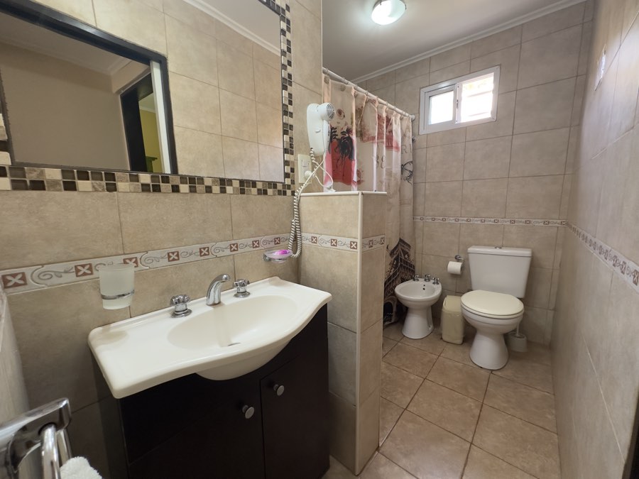 Baño completo con vanitory y espejo