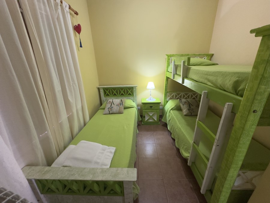 Dormitorio con cama individual y cucheta