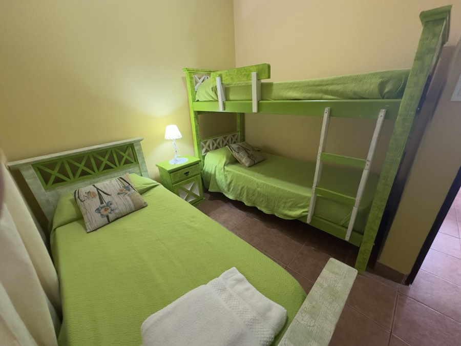 Dormitorio infantil con cucheta y cama individual