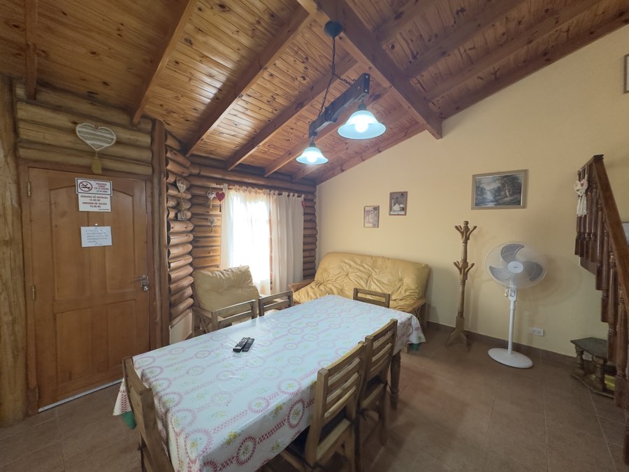 Comedor con sofá cama y perchero