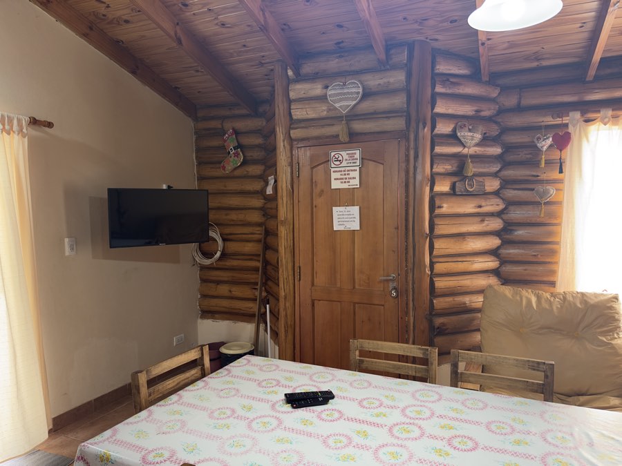 Estar con televisor y acceso al dormitorio