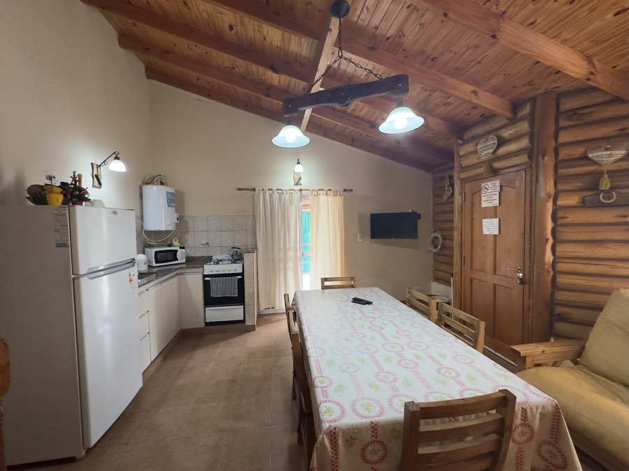 Cocina comedor integrada con techo a dos aguas