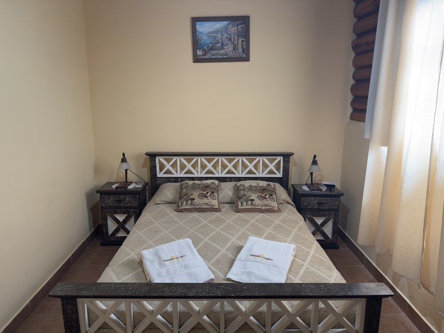 Dormitorio principal con cama matrimonial