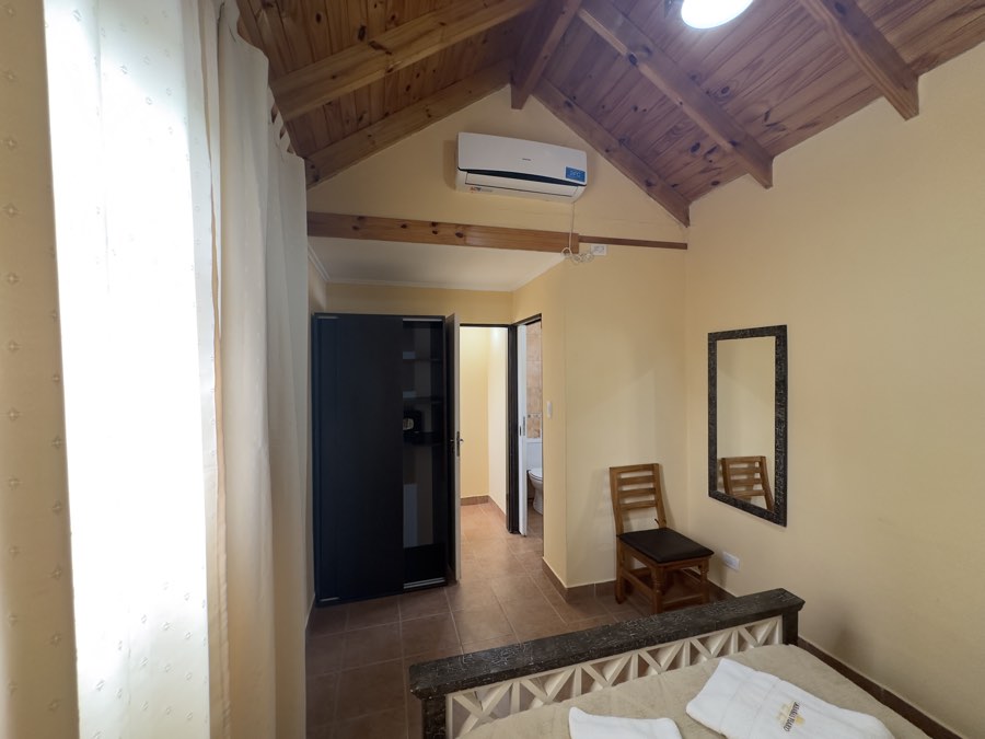 Pasillo del dormitorio principal con aire acondicionado
