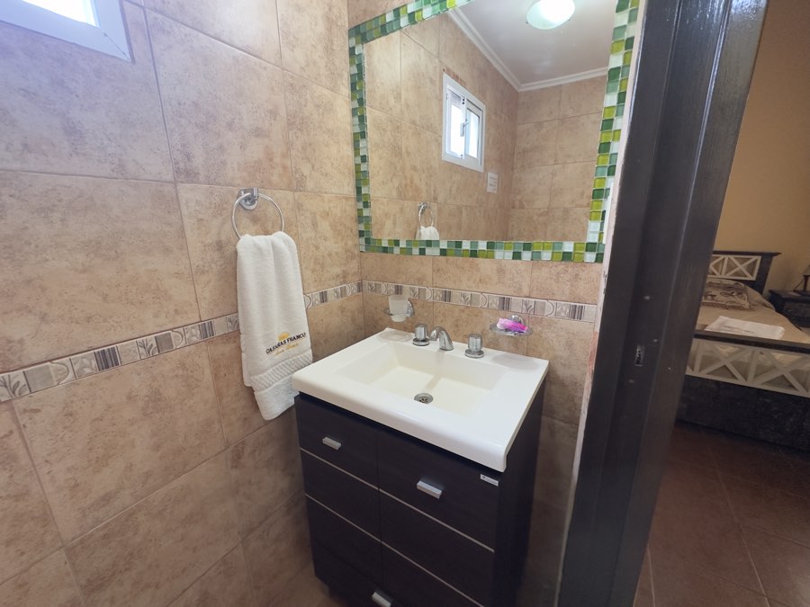 Segundo baño con vanitory y espejo