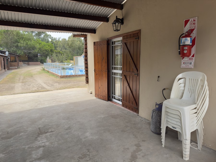 Galería cubierta con vista a la pileta