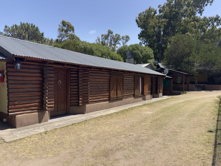 Hilera de cabañas de troncos junto al camino