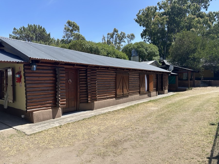 Cabañas de troncos alineadas junto al camino