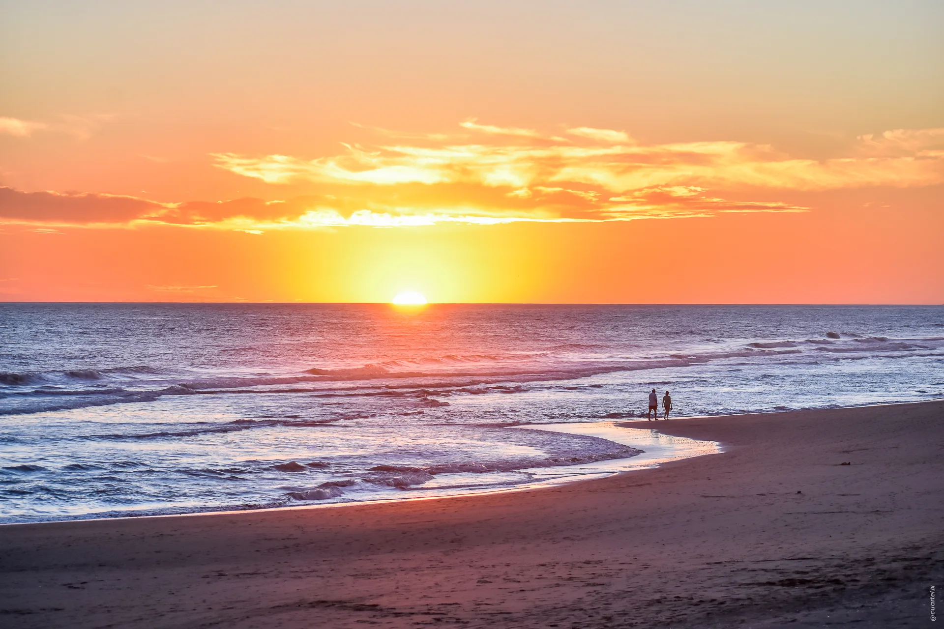 Atardecer sobre la playa y el mar de Monte Hermoso