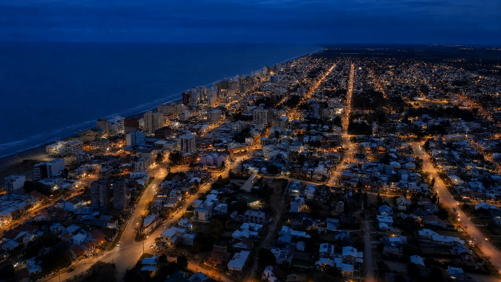 Vista aérea nocturna del centro de Monte Hermoso y su costa