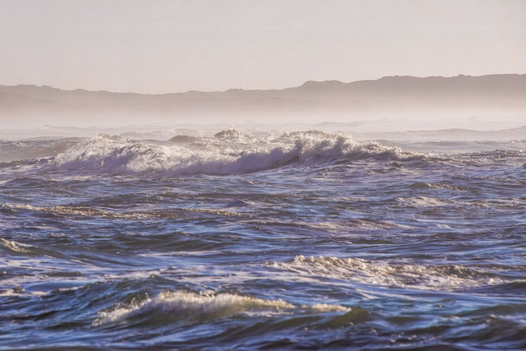 Olas del mar bajo una luz suave